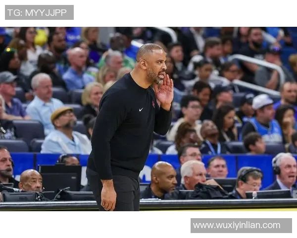 火箭与爵士激战四月十八日精彩比赛录像回顾与分析